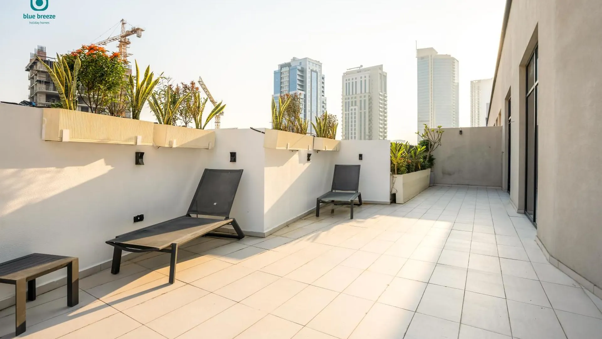 Apartament Blue Breeze - Elegant 1Br With Private Jacuzzi & Terrace In Jvc Dubaj
